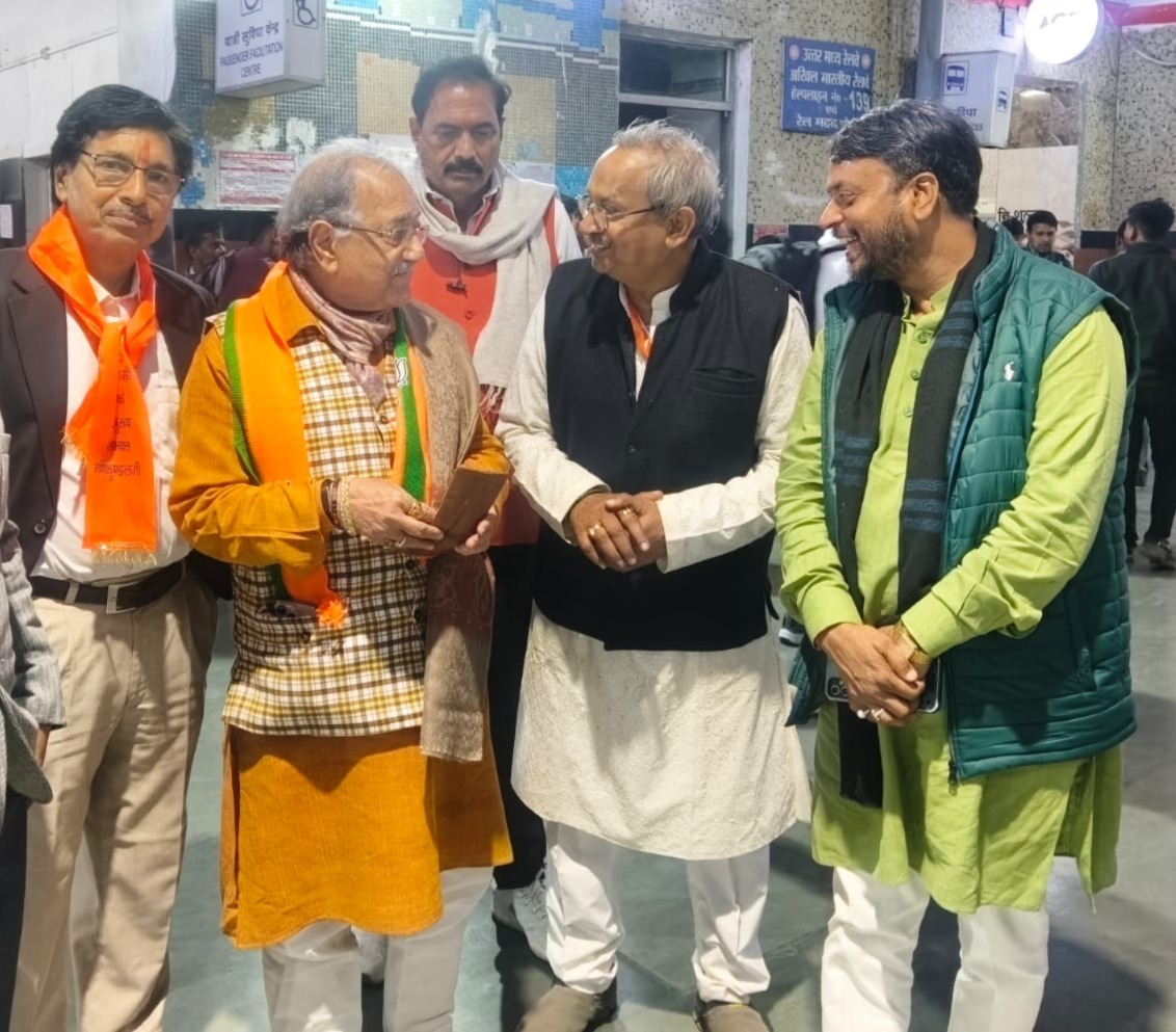 उत्तर प्रदेश शासन के प्रमुख सचिव डा हरिओम जी को महाकाव्य महामानव भेंट करते हुए उमाशंकर गुप्ता