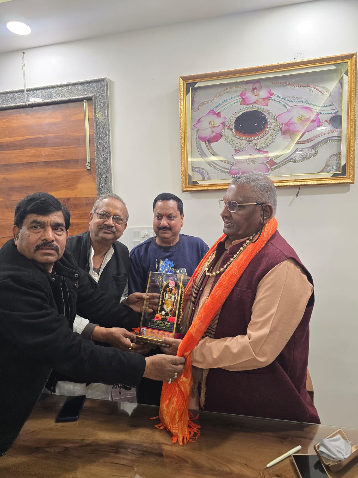 सांसद देवेंद्र सिंह भोले को प्रभु श्री राम लाल की मूर्ति भेंट करते हुए उमाशंकर गुप्ता व अन्य पदाधिकारी